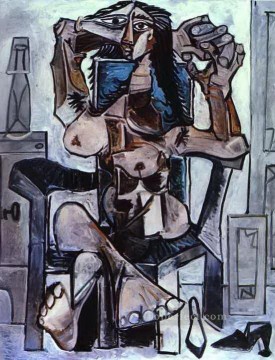 Pablo Picasso Painting - Desnudo en un sillón con una botella de agua Evian, un vaso y zapatos 1959 cubismo Pablo Picasso